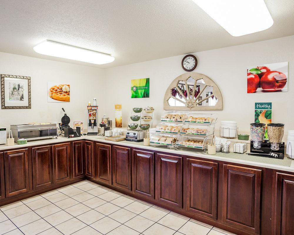 Quality Inn & Suites Des Moines - Merle Hay Road Urbandale Zewnętrze zdjęcie