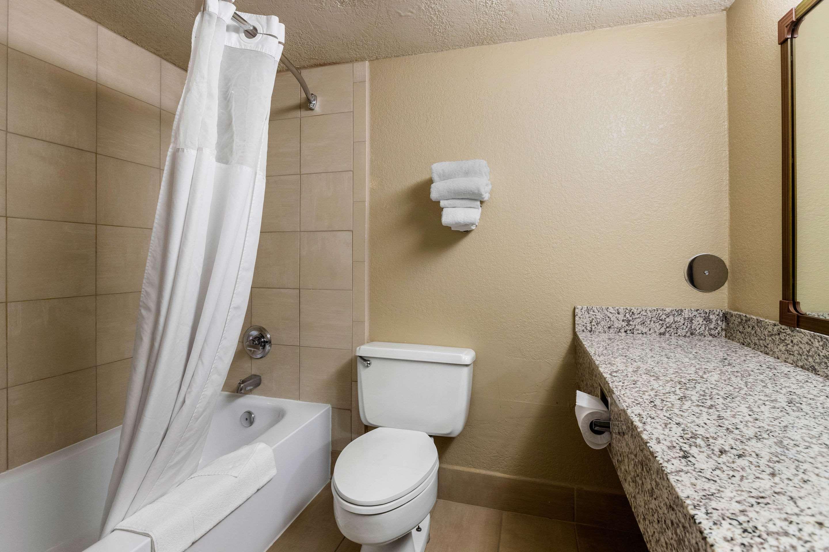 Quality Inn & Suites Des Moines - Merle Hay Road Urbandale Zewnętrze zdjęcie