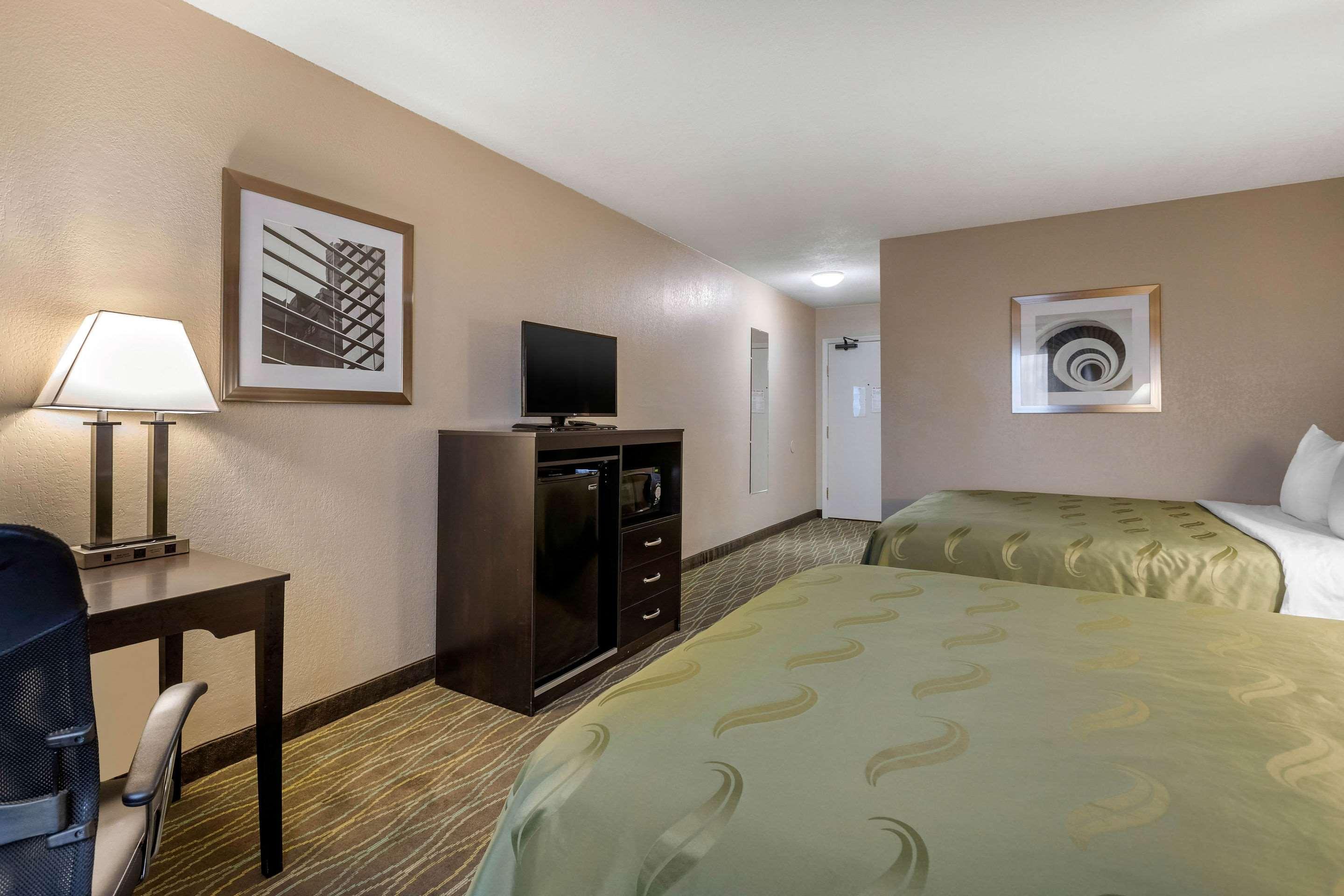 Quality Inn & Suites Des Moines - Merle Hay Road Urbandale Zewnętrze zdjęcie