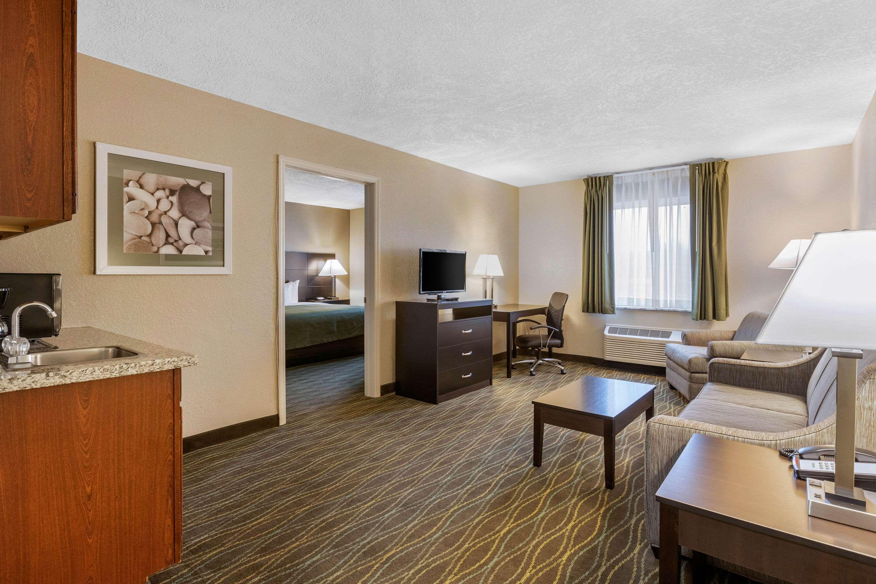 Quality Inn & Suites Des Moines - Merle Hay Road Urbandale Zewnętrze zdjęcie