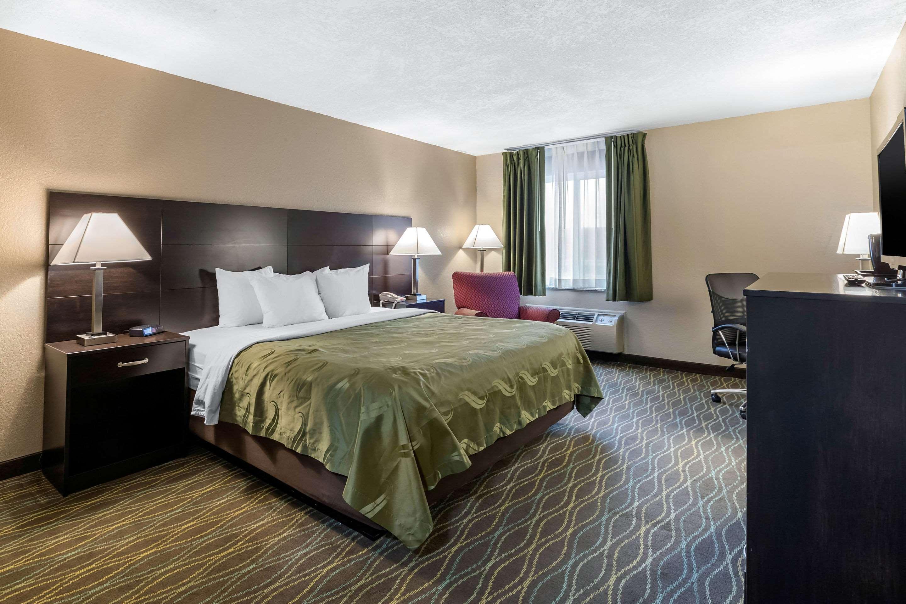 Quality Inn & Suites Des Moines - Merle Hay Road Urbandale Zewnętrze zdjęcie