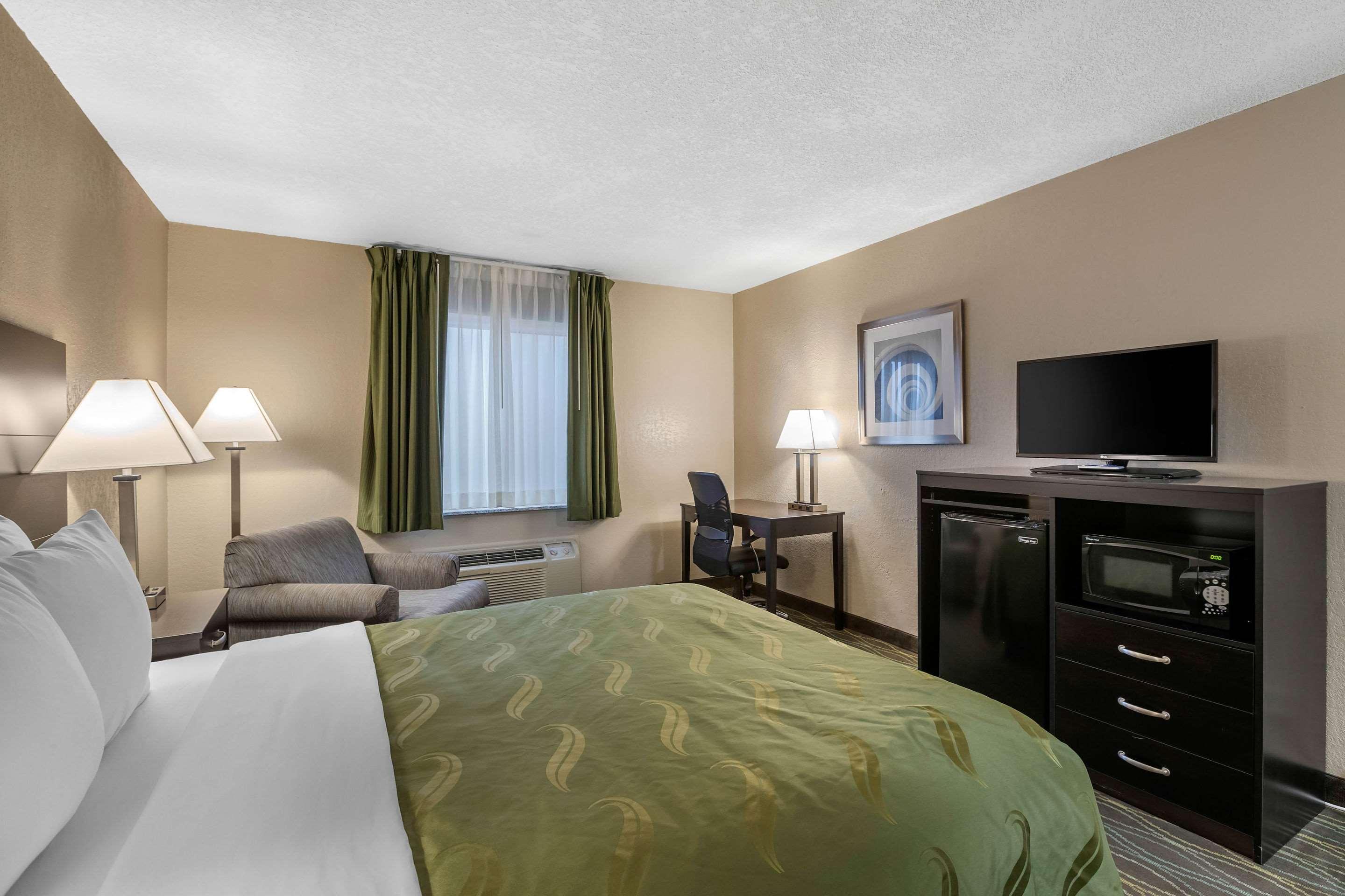 Quality Inn & Suites Des Moines - Merle Hay Road Urbandale Zewnętrze zdjęcie