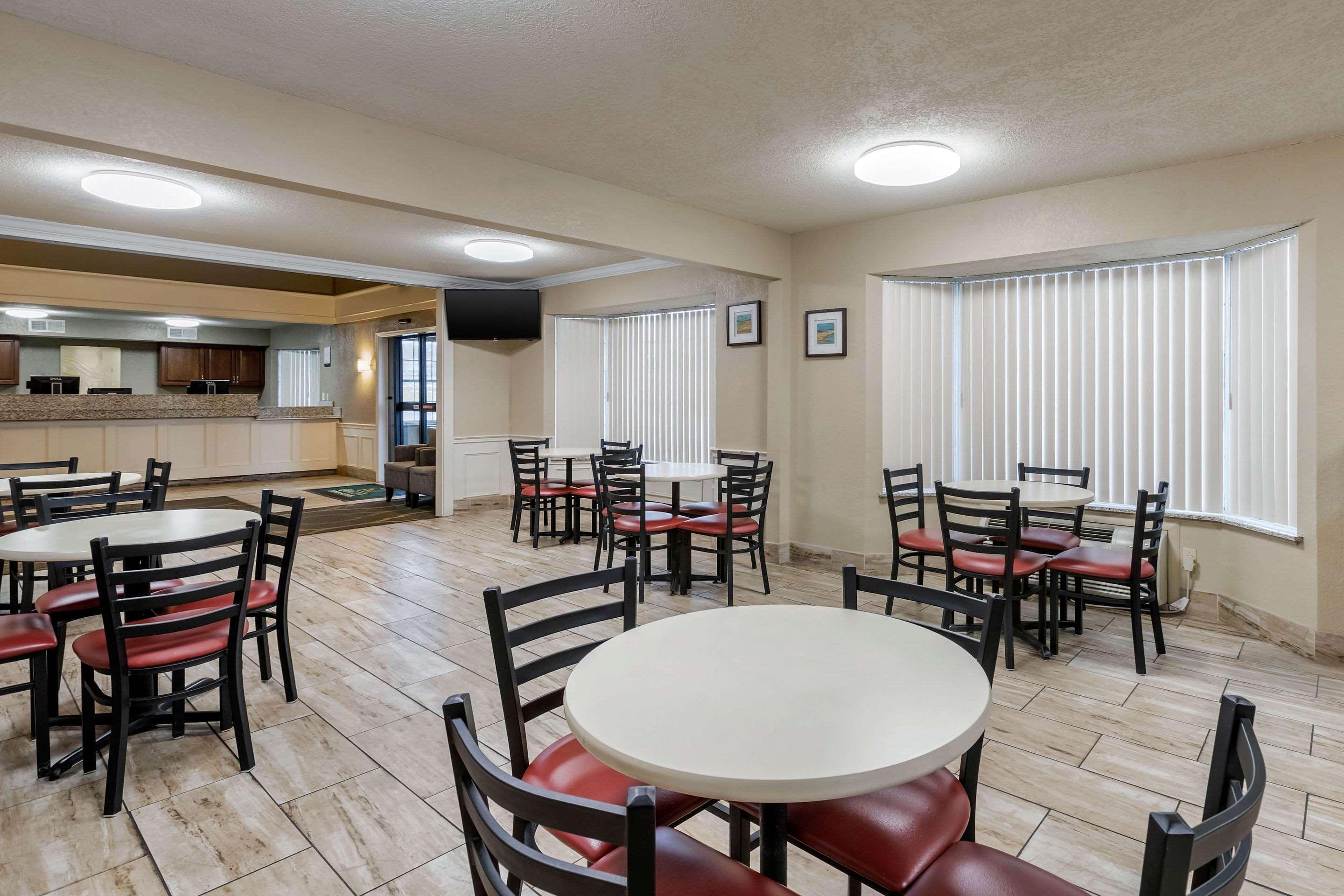 Quality Inn & Suites Des Moines - Merle Hay Road Urbandale Zewnętrze zdjęcie