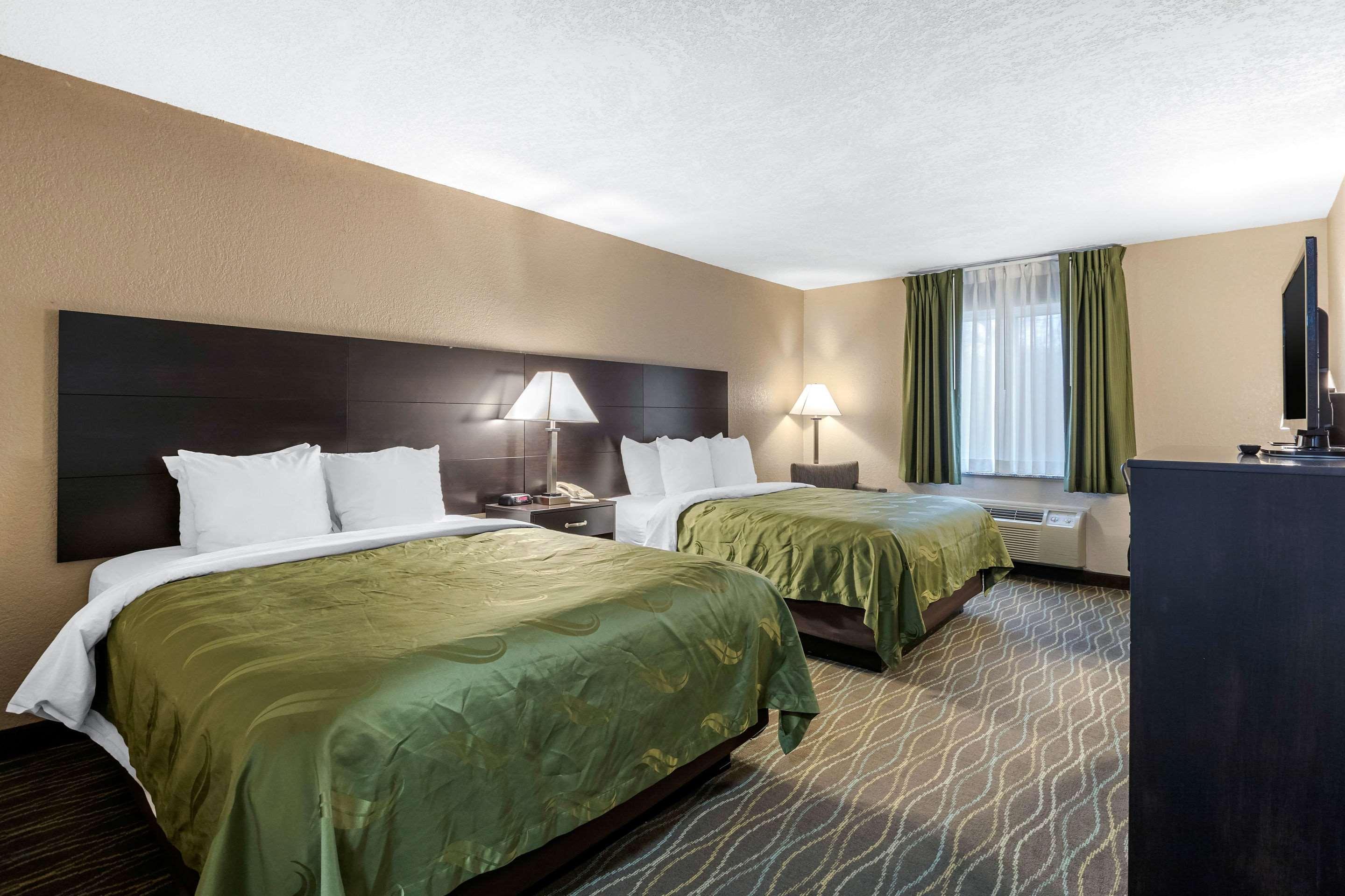 Quality Inn & Suites Des Moines - Merle Hay Road Urbandale Zewnętrze zdjęcie