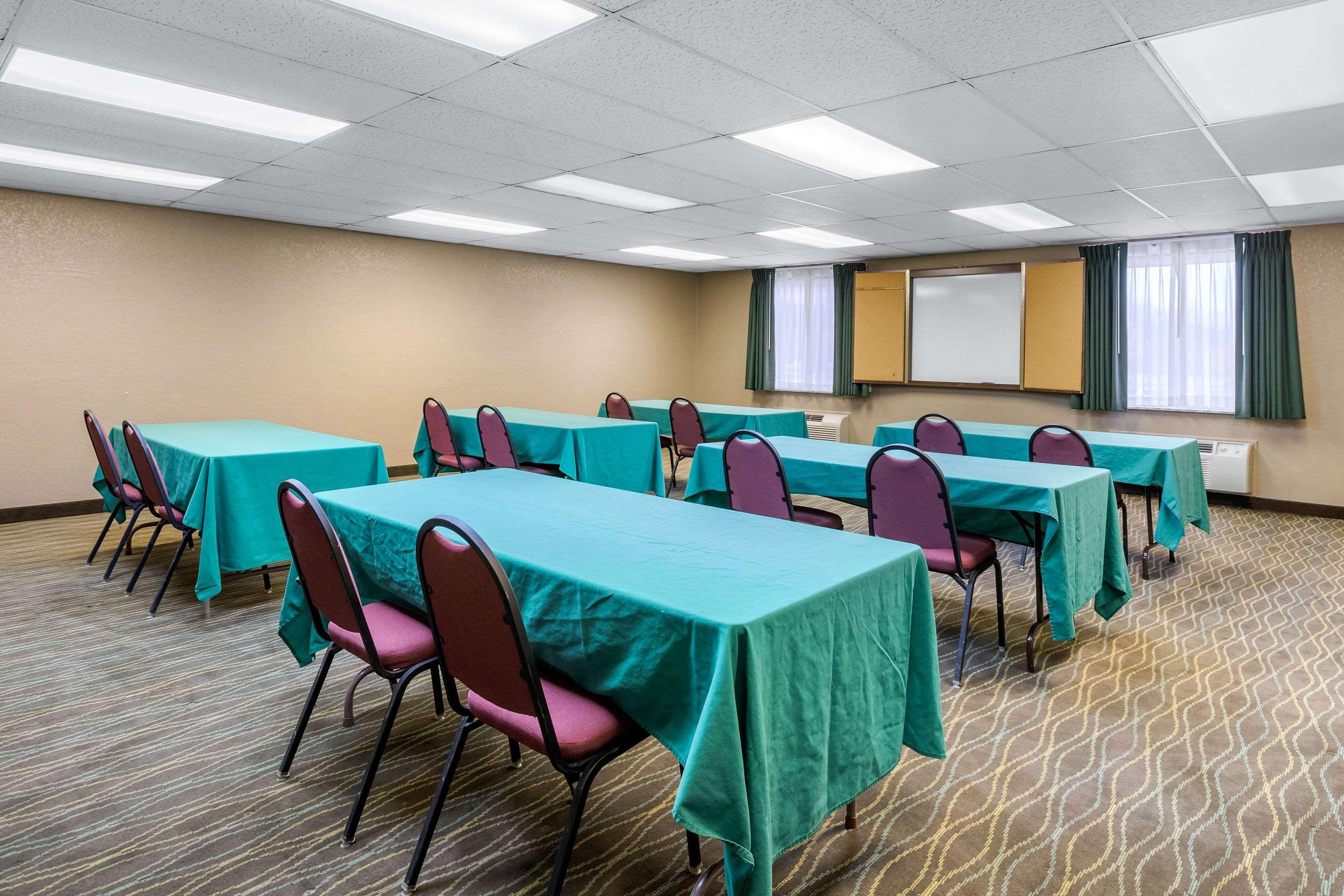 Quality Inn & Suites Des Moines - Merle Hay Road Urbandale Zewnętrze zdjęcie