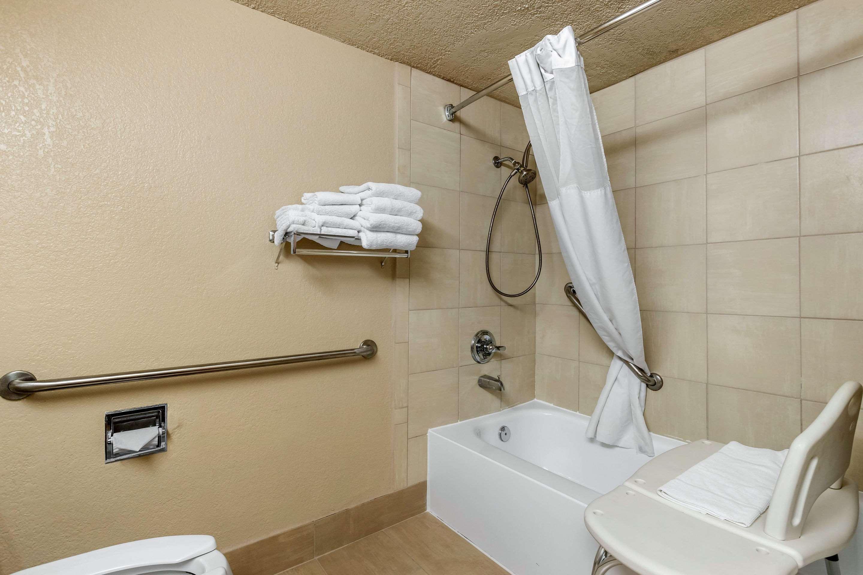 Quality Inn & Suites Des Moines - Merle Hay Road Urbandale Zewnętrze zdjęcie