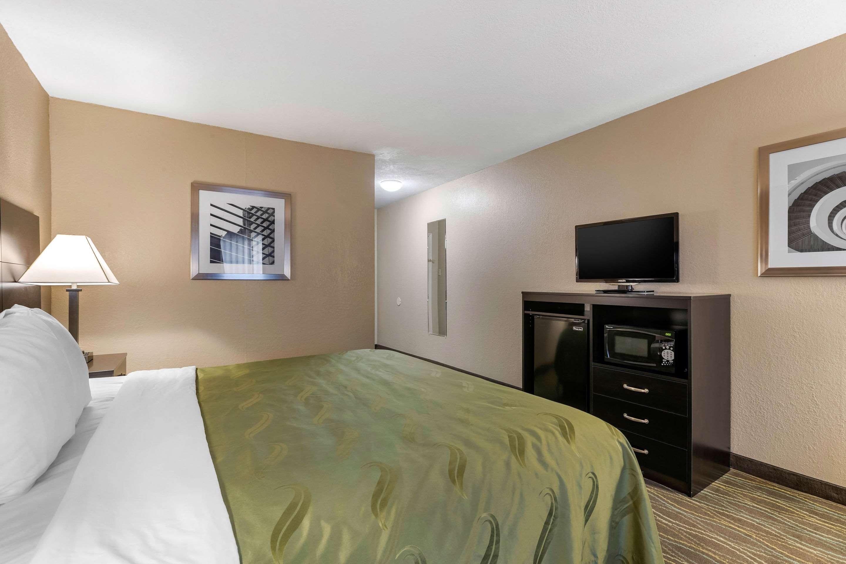 Quality Inn & Suites Des Moines - Merle Hay Road Urbandale Zewnętrze zdjęcie