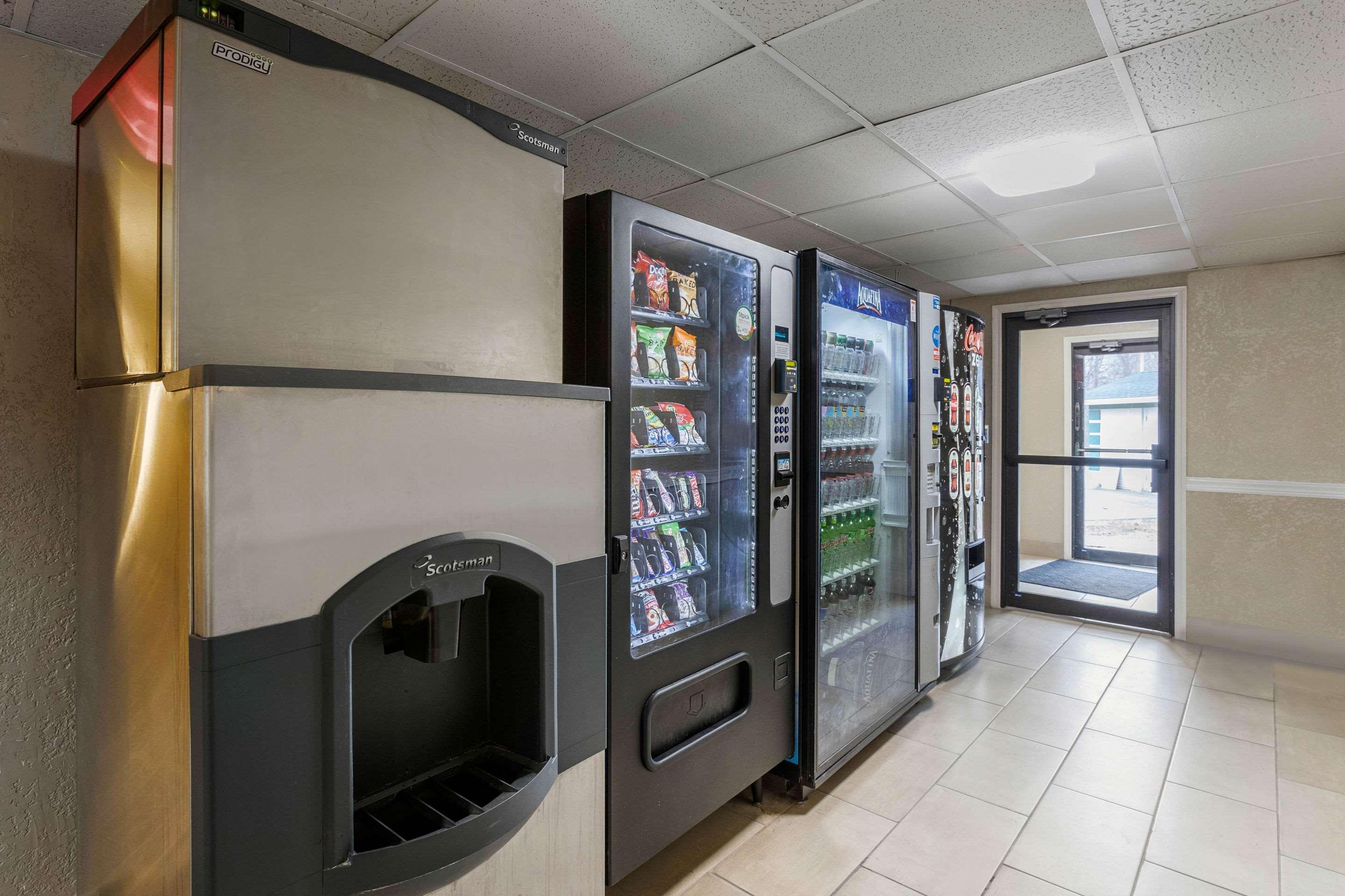 Quality Inn & Suites Des Moines - Merle Hay Road Urbandale Zewnętrze zdjęcie